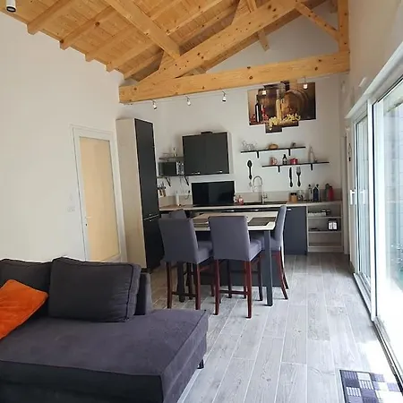 Chai Callie, Ancien Chai Meuble Apartment