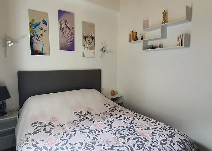 Chai Callie, Ancien Chai Meuble Apartment