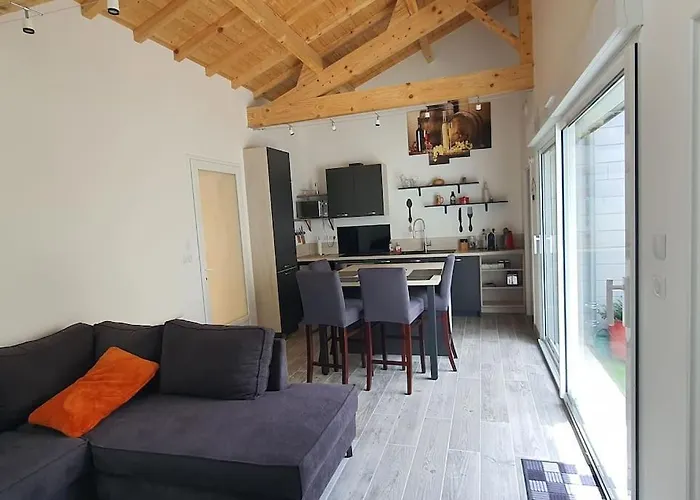 Chai Callie, Ancien Chai Meuble Apartment